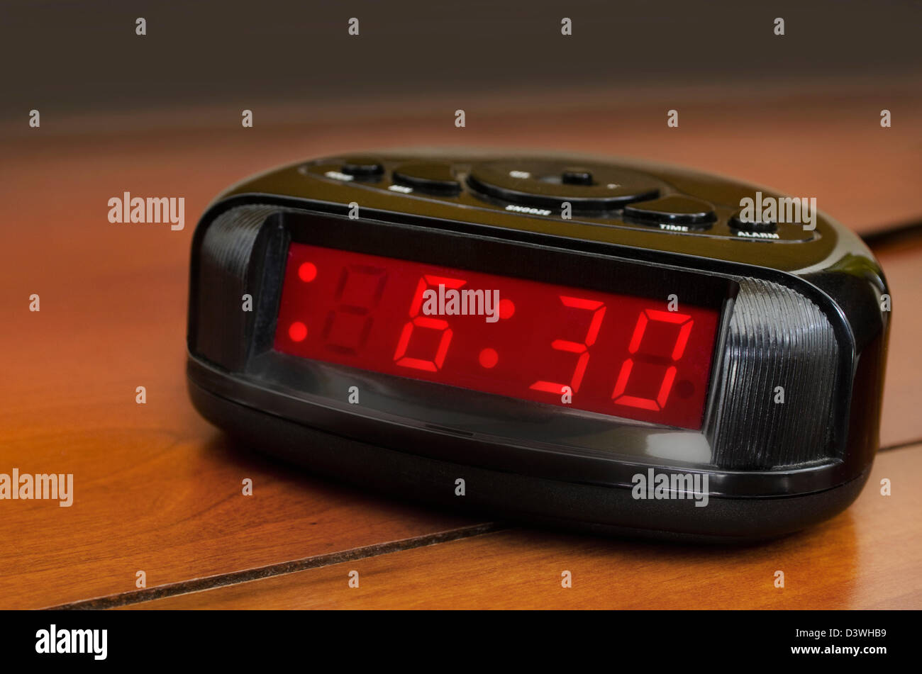 Есть включенный будильник. Будильник 6 30. Необычные электронные часы настольные. Электронные часы 6 часов. Электрические часы 6:30.